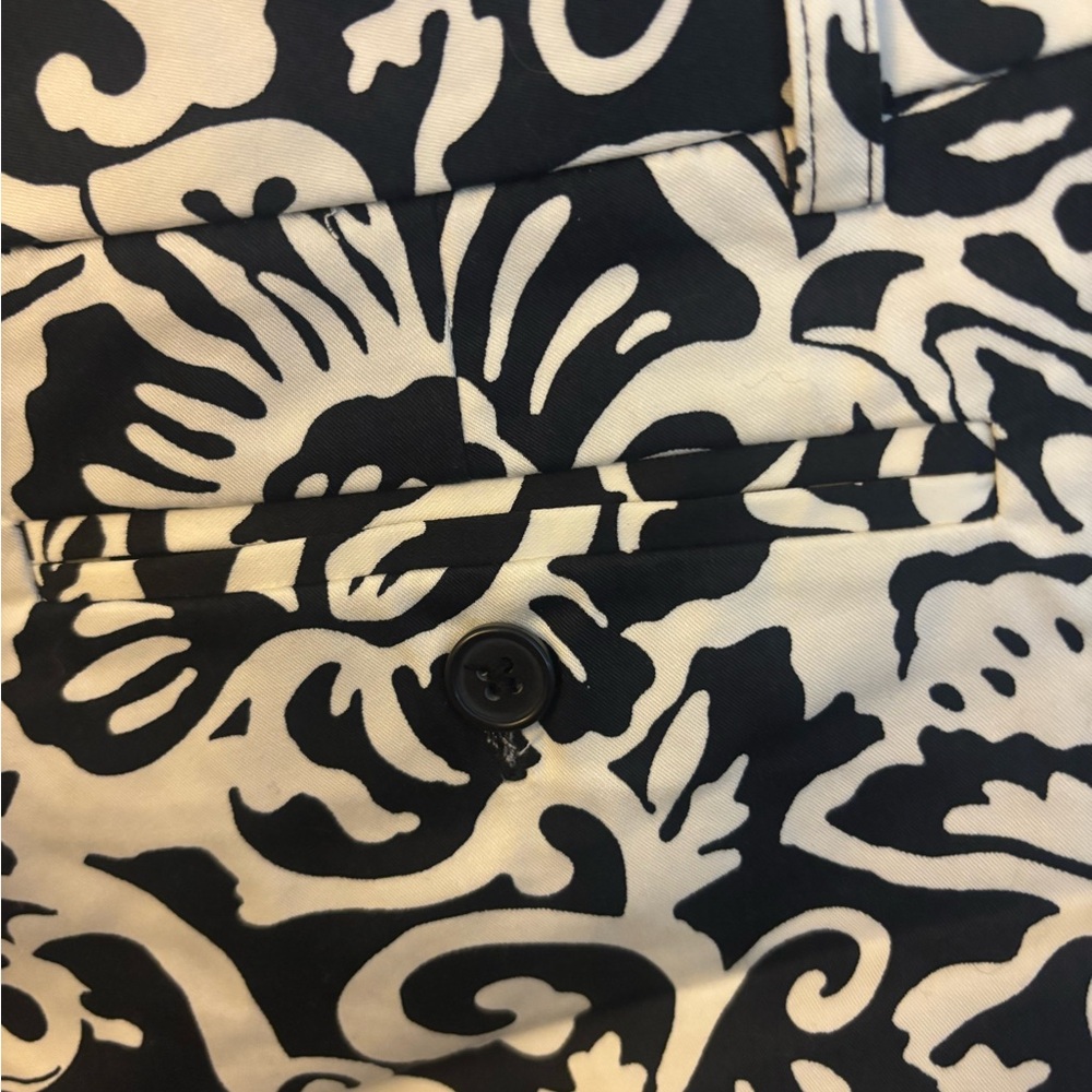 NWT New York & Company Black and White Patterned Shorts - Picture 4 of 5